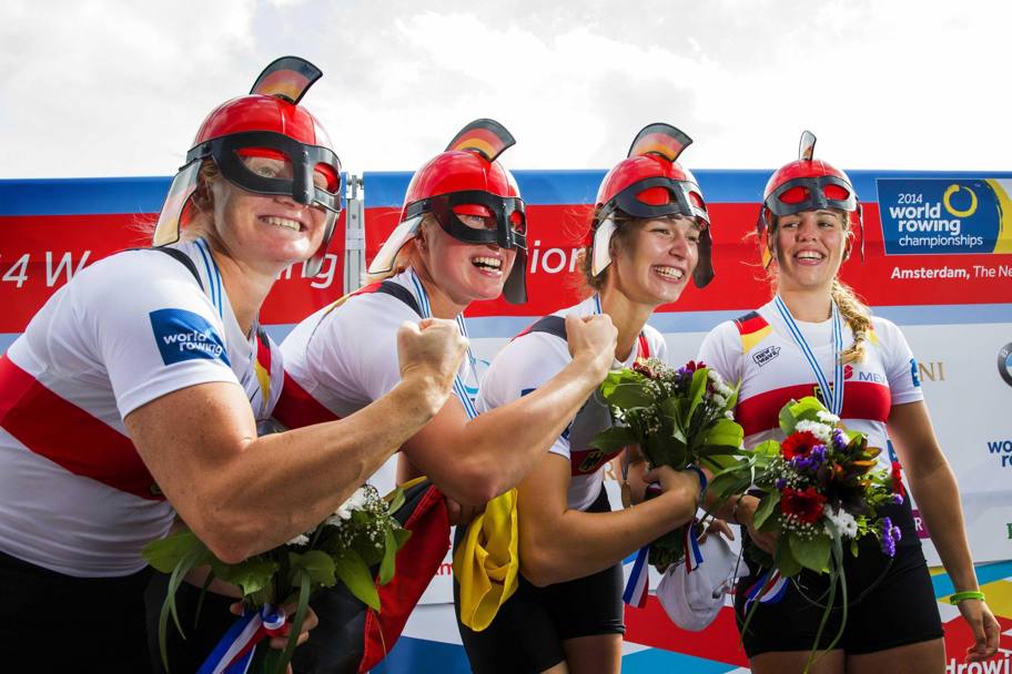 Il team tedesco del quadruplo femminile festeggia la vittoria ai Campionati Mondiali di canottaggio ad Amsterdam (Epa/Vincent Jannink)